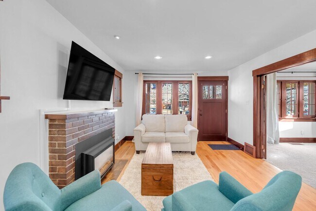 Building Photo - Two Bedroom Craftsman's Bungalow in Highla...
