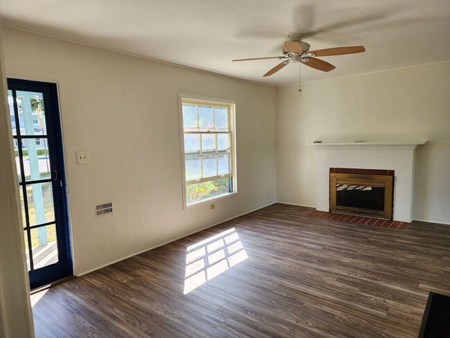 Building Photo - Coronado: Charming 2bd/1ba Village House w...