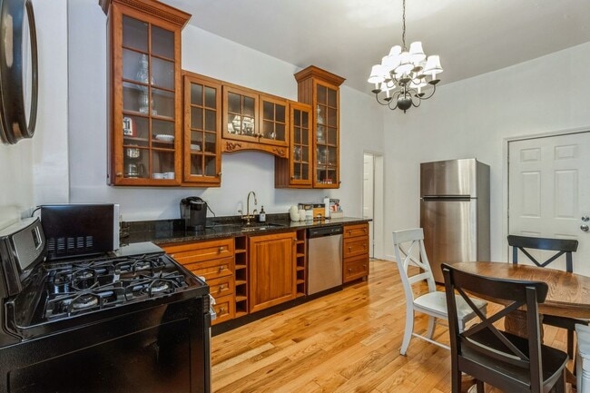 Foto del edificio - 2459 N Clybourn Ave