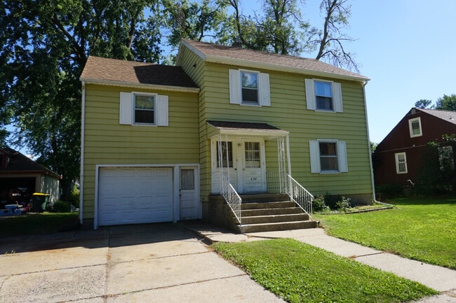 Building Photo - Vine st Duplex