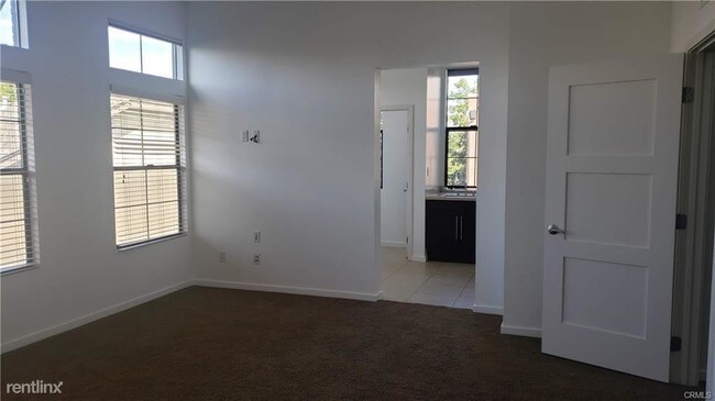 Foto del edificio - 3 br, 2 bath Townhome - 561 W Maple Ave