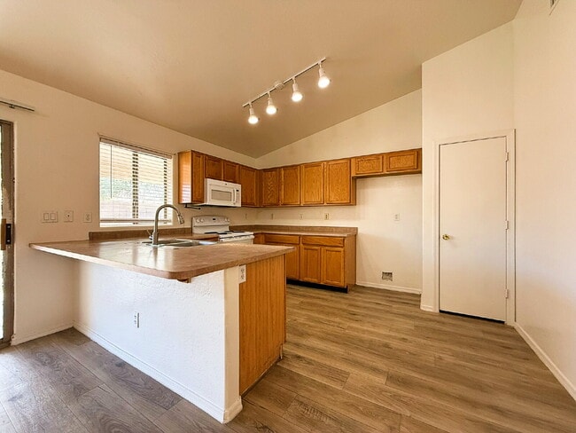 Foto del edificio - Rare Park-Front One-Story with Vaulted Ceilings & Oversized Yard