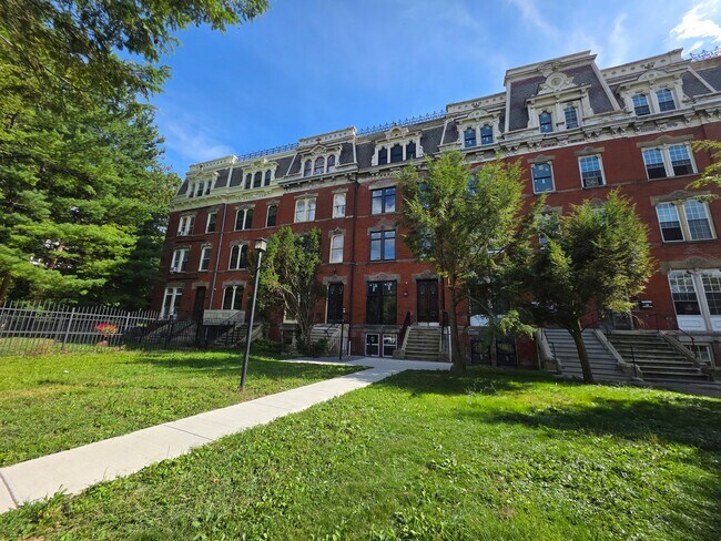 Foto del edificio - Newly Renovated 3 Bed Apartment *MOVE-IN S...