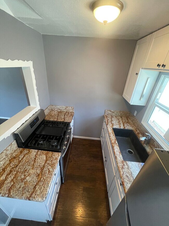Building Photo - Charming 2-Bedroom Home with Private Yard ...