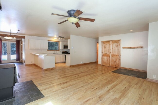 Building Photo - UPDATES COMPLETED!  Unfurnished home! Dogs...