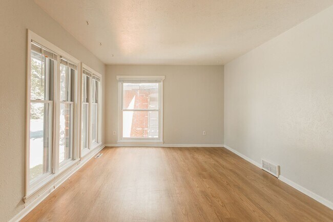 Building Photo - 604 Marine St