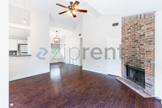 Building Photo - Unit B
