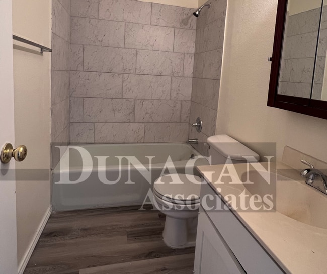 Building Photo - 2 bedroom 1 bath apartment