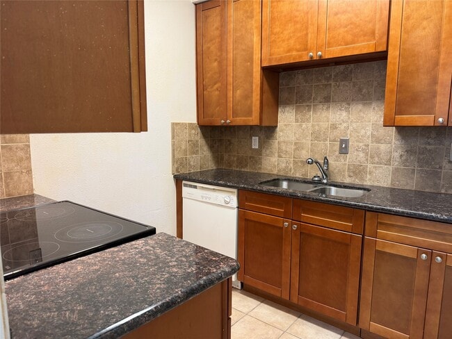 Foto del edificio - 9707 Richmond Ave.