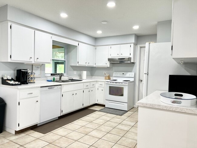 Building Photo - Beautiful 4/2 in Lakewood Estates