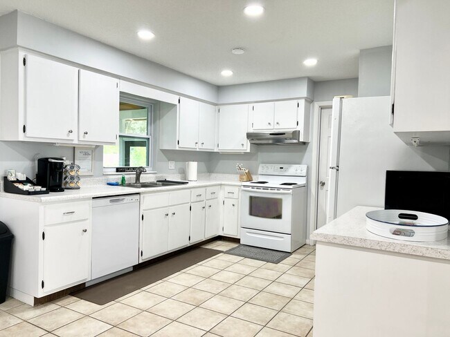 Foto del edificio - Beautiful 4/2 in Lakewood Estates