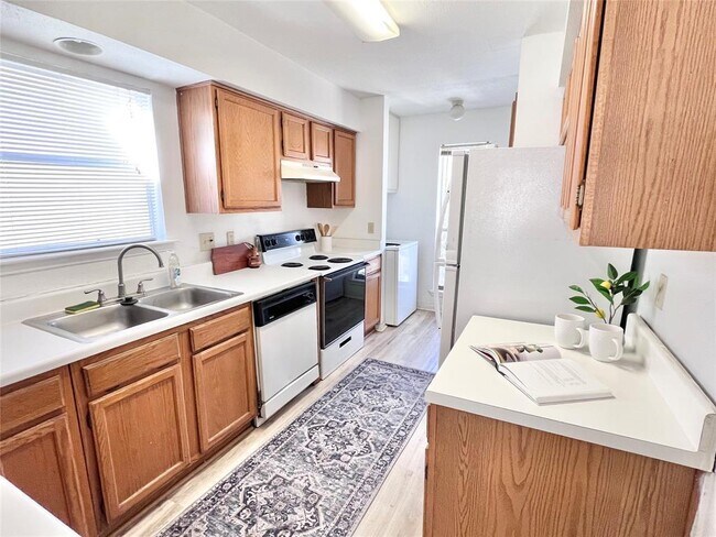 Foto del edificio - 2450 Wickersham Ln