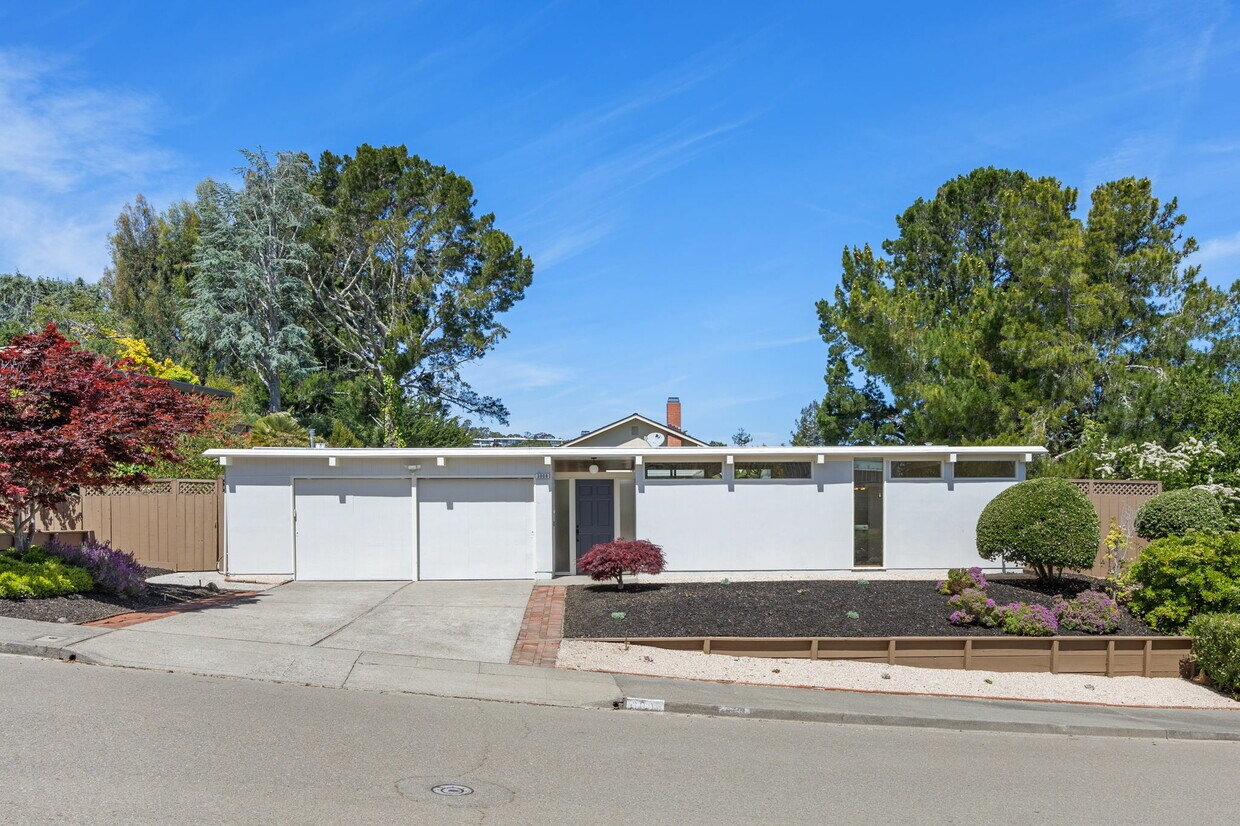 Primary Photo - 3008 Alcazar Dr