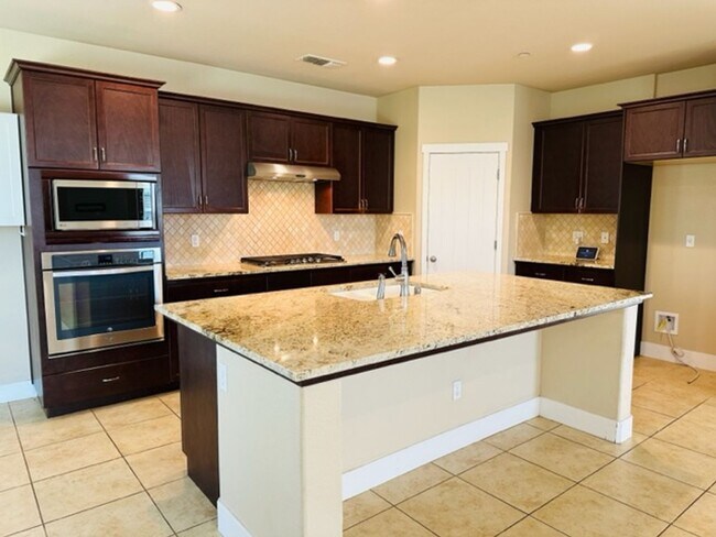 Building Photo - MOVE IN BONUS $300 off, $3,200 Nees & Loca...
