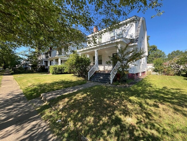 Foto del edificio - Spacious 4-Bedroom Home