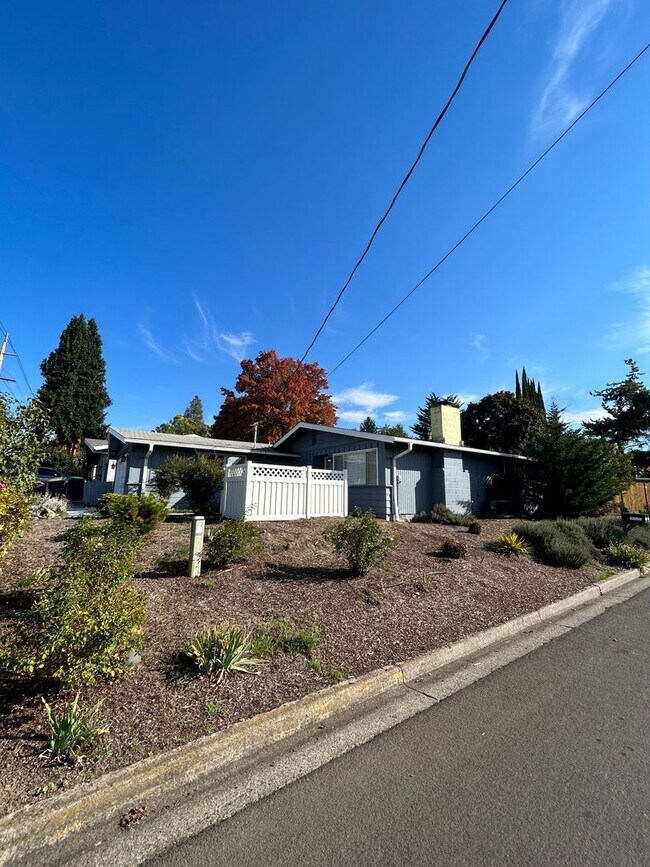 Building Photo - 2 Bedroom 2 Bath House