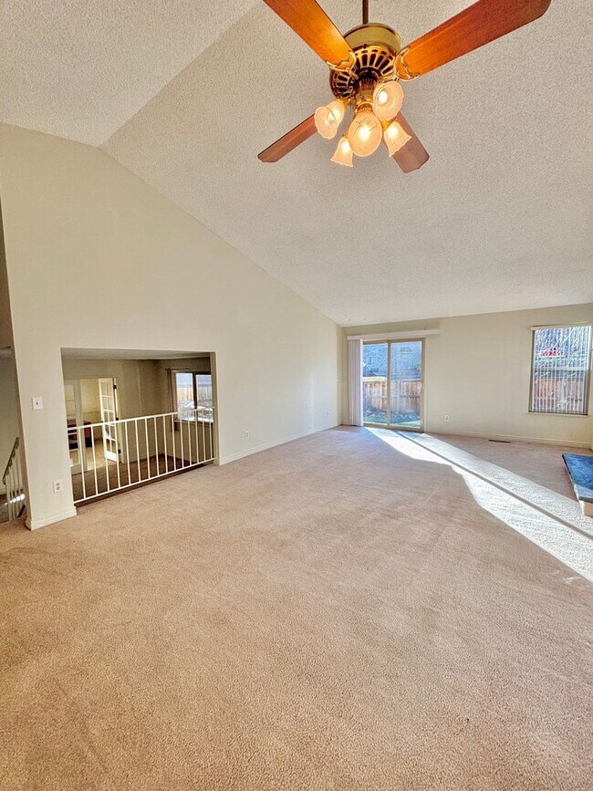 Foto del edificio - Beautiful 3-Bedroom Home Near Ken Caryl, Parks & Schools!!Available Now!!