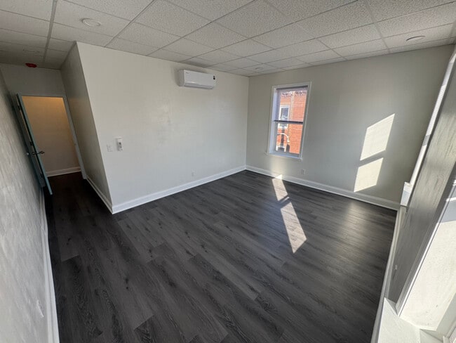 Building Photo - 1527 Tasker St