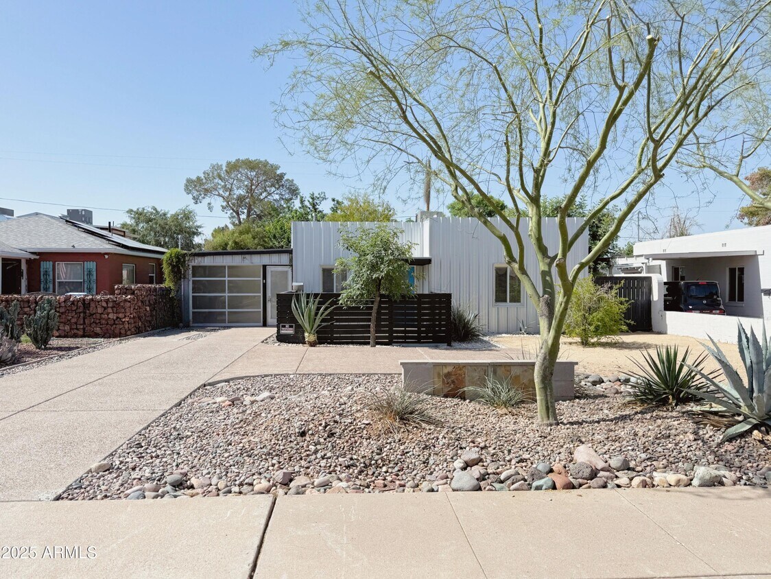 Foto principal - 2237 E Cambridge Ave