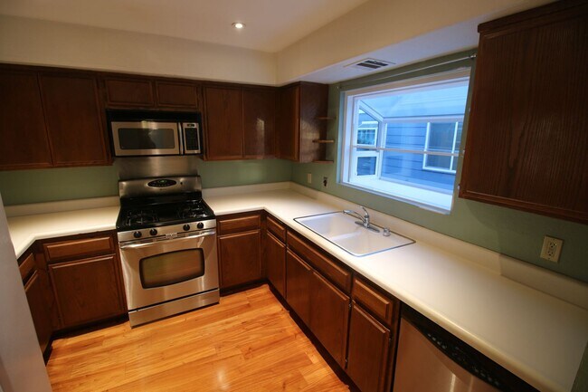 Foto del edificio - Refurbished Cape Cod Townhome – 2 Master B...