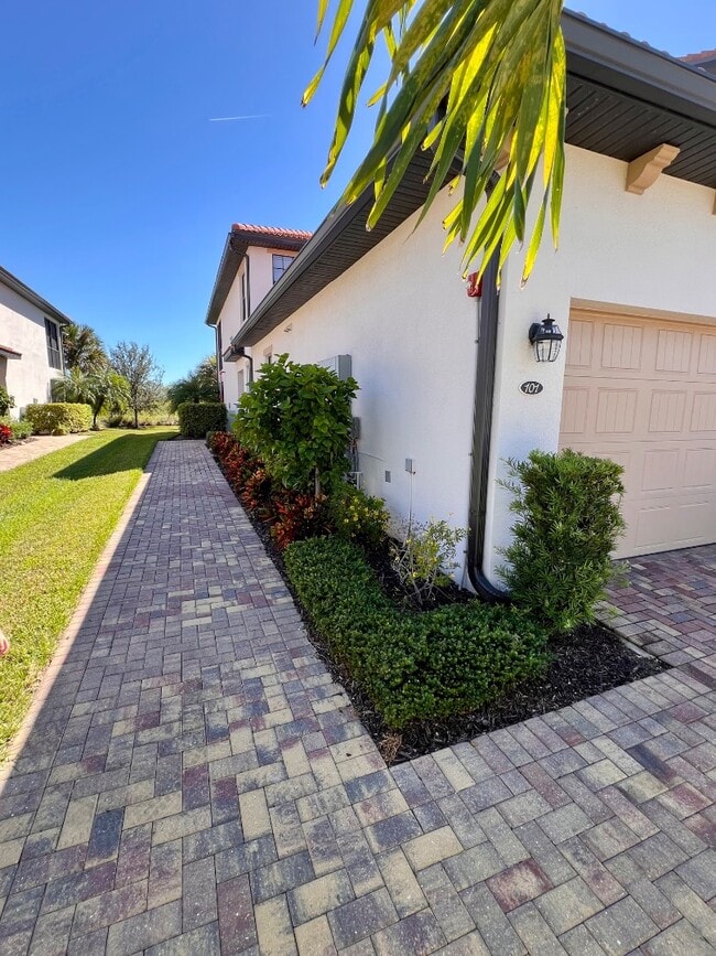 Building Photo - 1622 Oceania Dr S