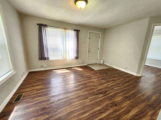 Building Photo - Spacious 3-Bedroom, 1-Bathroom Home AVAILA...