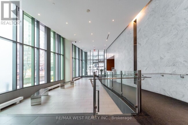 Building Photo - 170 Fort York Blvd