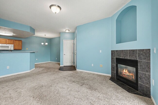 Foto del edificio - Charming Englewood Condo | 2 Bedrooms, Covered Parking & Community Pool