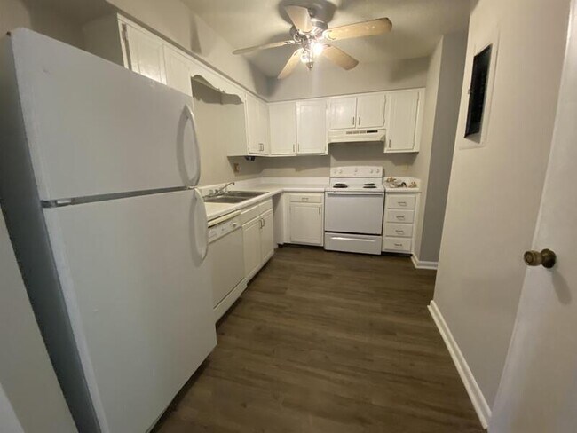 Foto del edificio - 635 Pine Ridge Pl