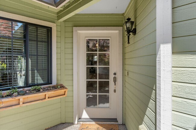 Building Photo - 3 bed 2 bath single level home available f...
