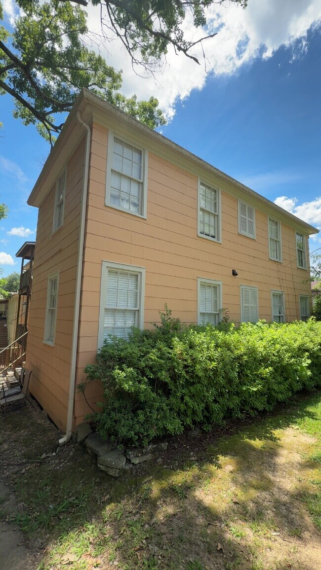 Building Photo - 2/1 apartment in Belhaven. Sleek gray walls with beautiful hardwoods, tile kitchen floors, W/D an...