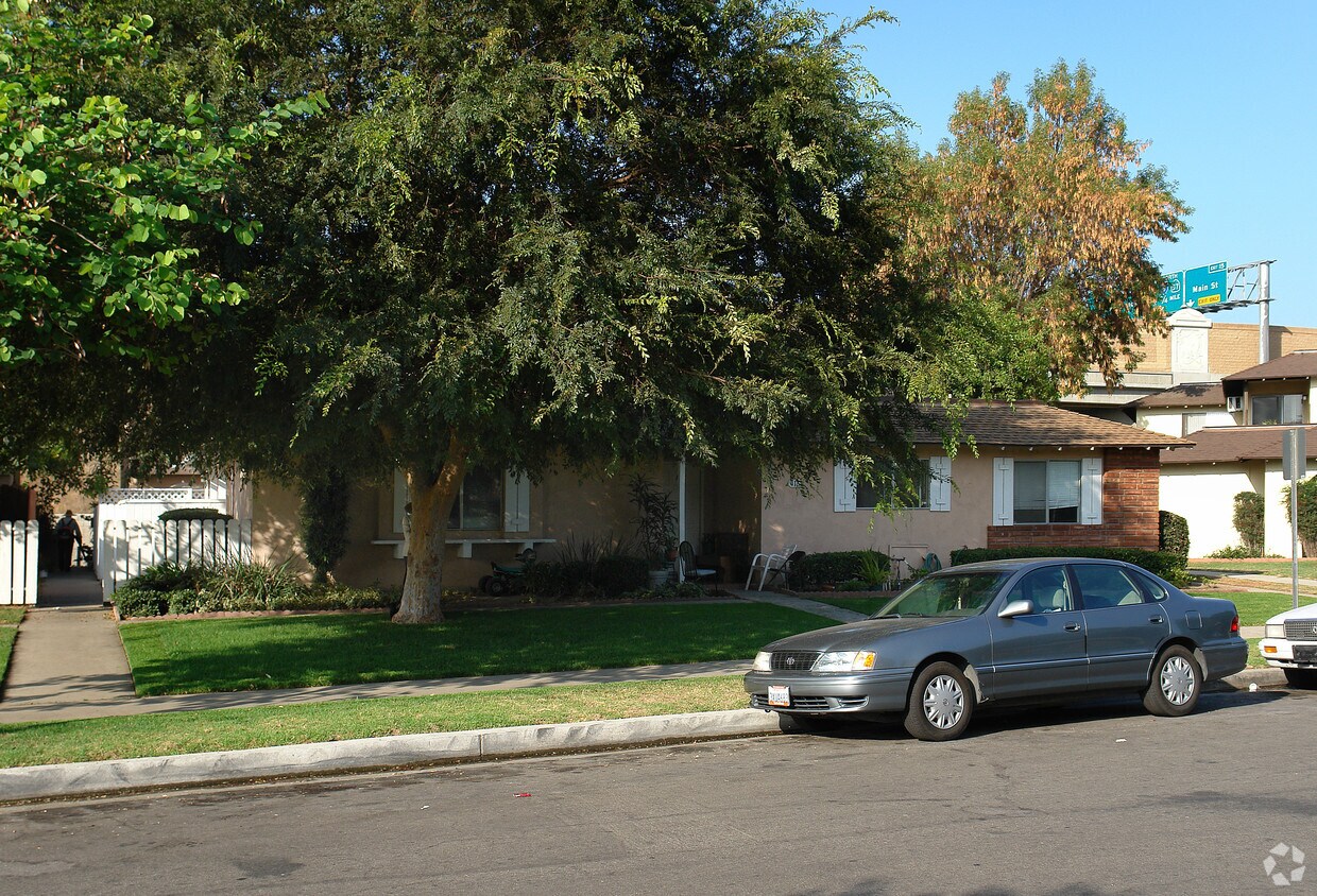Building Photo - 416 Fairway Dr