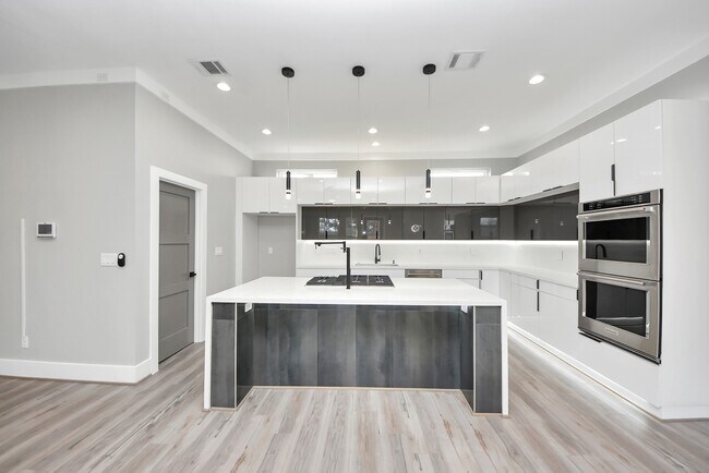 Foto del edificio - 604 W 28th St