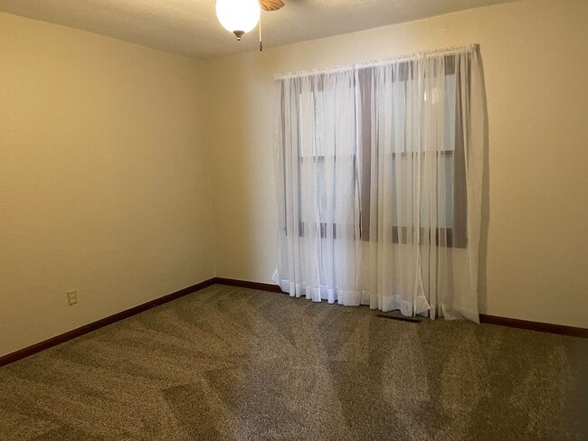 Building Photo - 3 BEDROOM 2 BATHROOM HOUSE FOR RENT