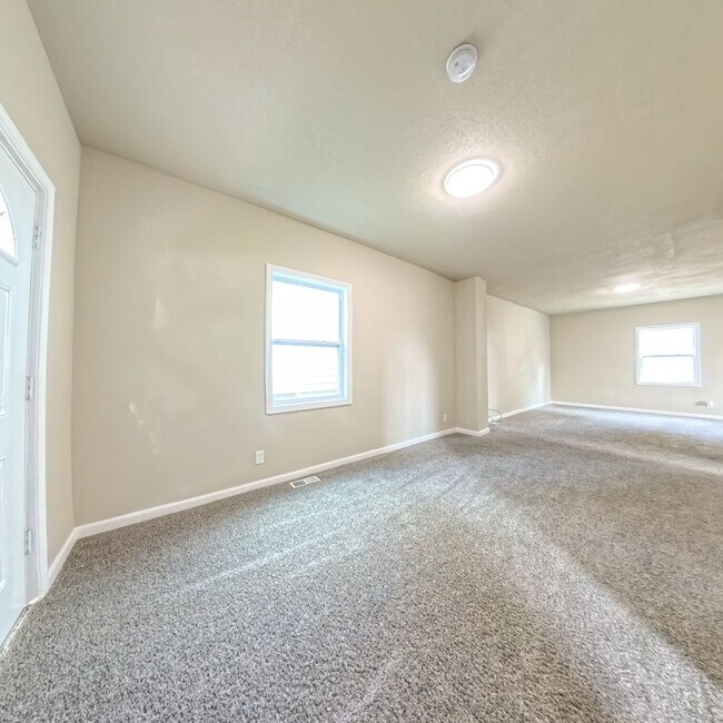 Foto del edificio - Updated 6 bedroom 2 bathroom home