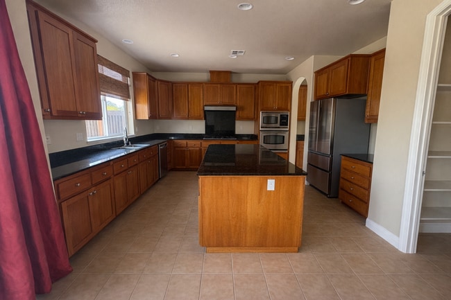 Foto del edificio - Spacious 3,400 sq foot home. 4 bedroom 4 bath Prime San Jose location