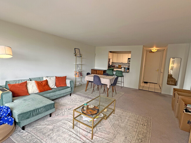 Foto del edificio - 2650 N Lakeview Ave