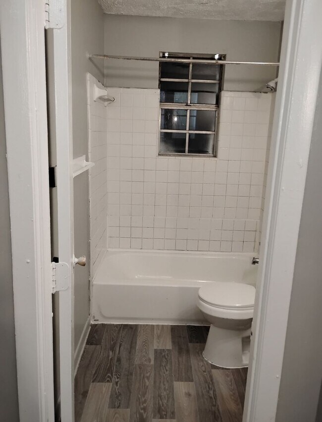 Foto del edificio - Beautifully Renovated 2BR/1BA Unit Now Leasing