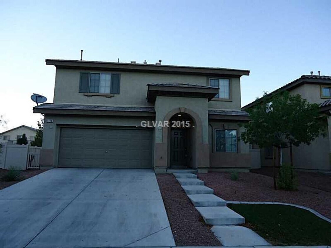 Primary Photo - Huge 3 Bedroom + Loft!