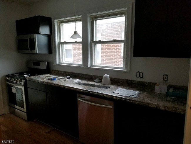 Foto del edificio - 15-27 Parmelee Ave