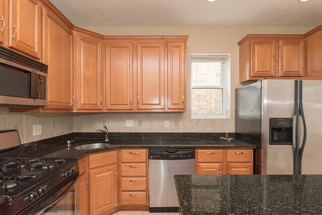Foto del edificio - 2215 W Addison St