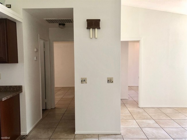 Foto del edificio - 2 br, 1 bath Duplex - 8454 Almond Ave