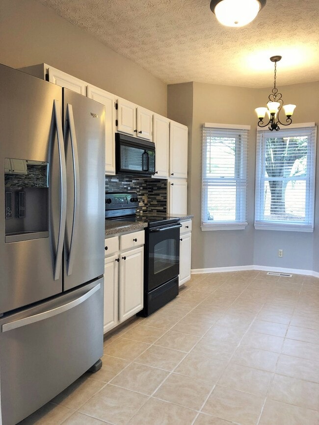 Building Photo - STYLISHLY UPDATED 3 BEDROOM CONDO IN LENNOX COURT