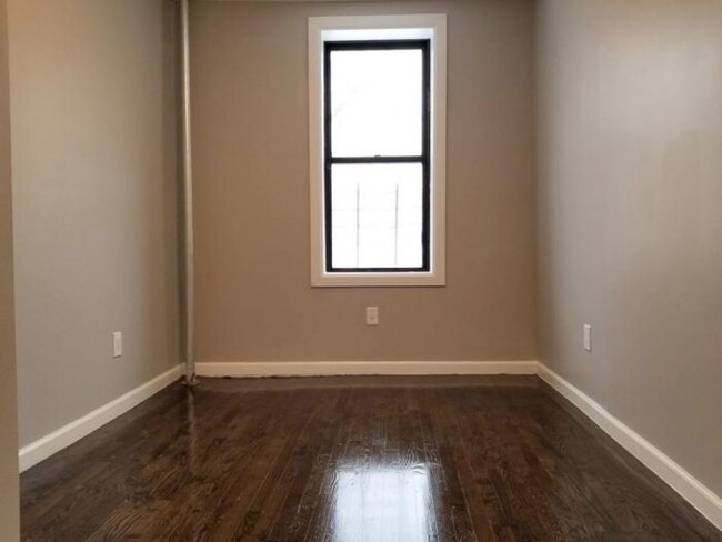 Foto del edificio - 2 bedroom in BRONX NY 10452