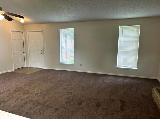Foto del edificio - 15906 Blueridge Rd