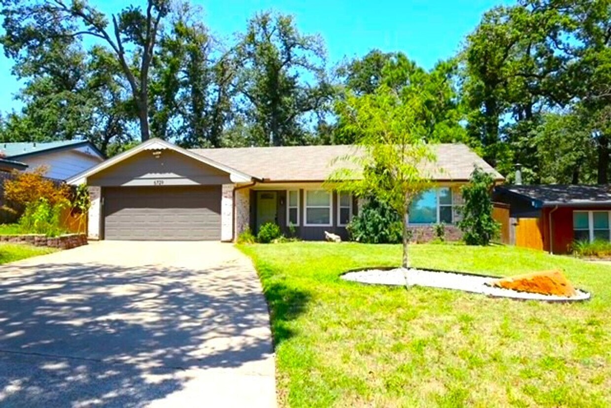 Primary Photo - 3 Bed 2 Bath 2 Car Garage in the Briarwood...