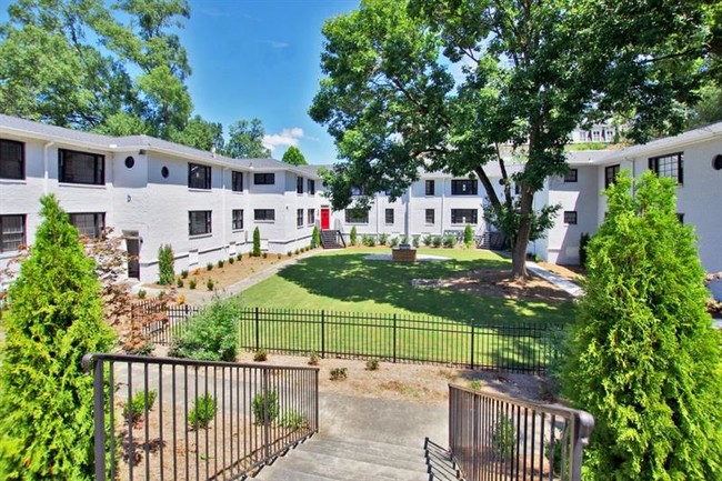 Foto del edificio - 99 Peachtree Memorial Dr NW