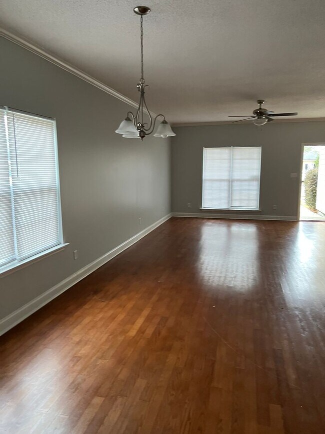 Foto del edificio - 146 Mayfield Dr