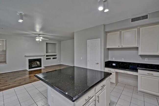 Foto del edificio - 10220 E Meadow Hill Dr