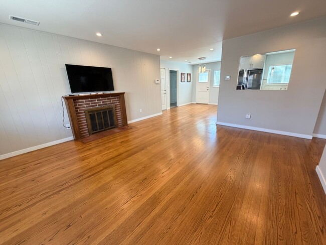 Building Photo - Updated 3Bed/2Ba Hayward Home with Designer Kitchen, Spacious Primary Suite & Large 2-Car Garage